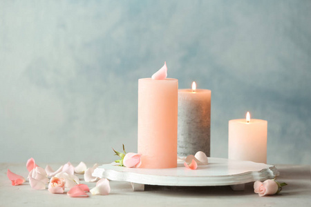 桌上有花卉装饰的蜡烛与色彩背景