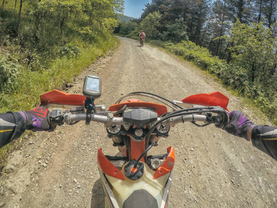 极端冒险旅行者与尘土自行车复古在高高加索山