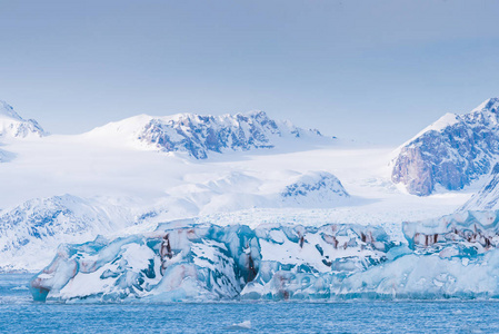 挪威景观冰自然冰川山脉的斯匹次卑尔根岛朗伊尔城斯瓦尔巴特北极海洋冬季极地日日落天空