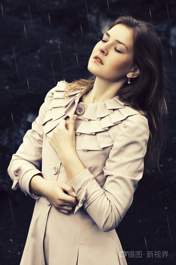 站在雨中的女孩