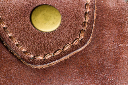 在高清晰度的棕色皮革钱包的纹理