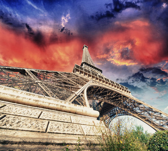巴黎la 埃菲尔铁塔。精彩日落颜色在冬季