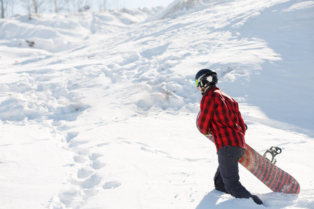 雪山斜坡上滑雪板行走人的照片图片