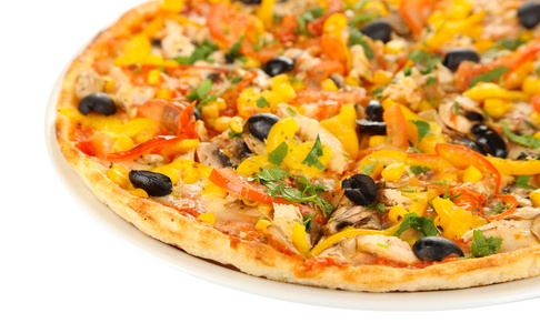 与蔬菜 鸡肉 橄榄隔离在白色的美味比萨
