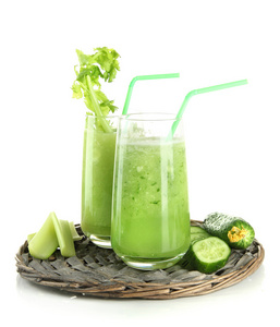 绿色蔬菜汁，白色上孤立的眼镜