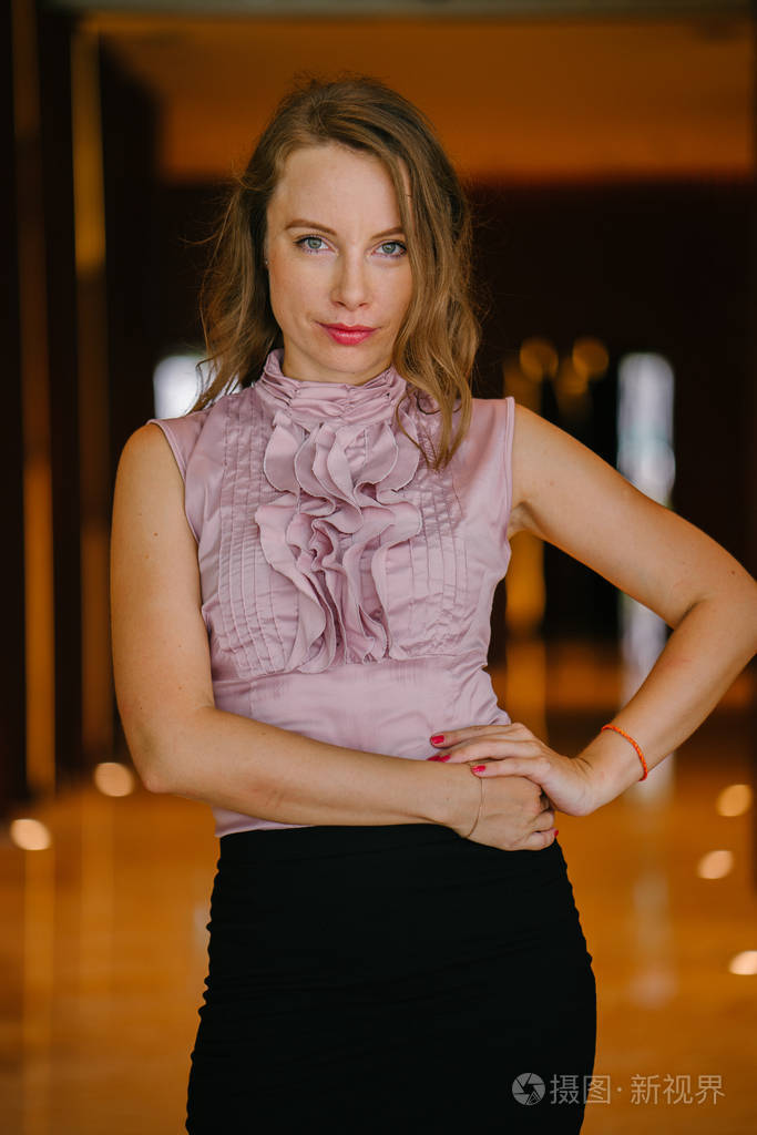 一个年轻, 高大, 迷人的金发白种女人的肖像.