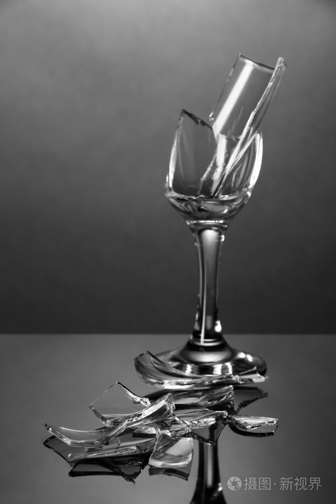 灰色背景上碎的酒杯