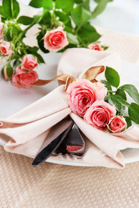 服务板用餐巾和玫瑰特写