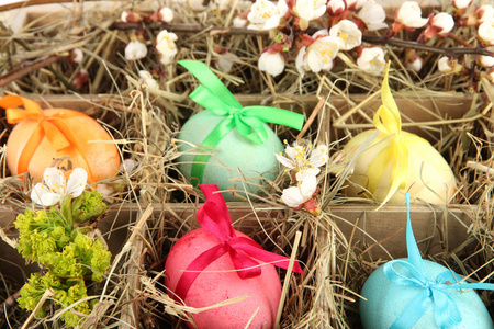 木盒子干草特写的复活节彩蛋