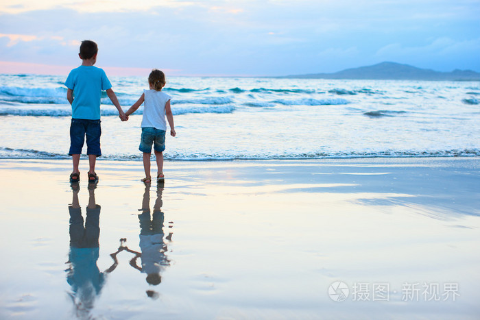 在海滩上的两个孩子
