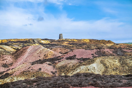 英国威尔士安格尔西岛附近 Amlwch 的前铜矿 Parys 山的五彩遗迹