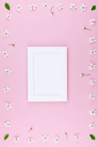 创意平躺概念空白框架模拟和樱桃树花在柔和的千禧年粉红色背景与复制空间最小的风格, 字体, 文字或设计模板
