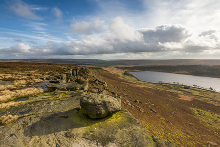 约克郡赫布登布里奇大桥上荒原上的 widdop 水库