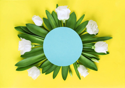 创意花卉布局用纸圈复印空间。最小夏季 flatlay 概念