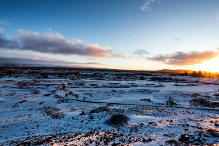 日落在 icelandeic 苔原与雪和冰