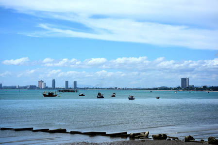 海观和小船在钓鱼码头和小船泰国生活在曼谷, Chonburiview 在 bangsare 港口与小船的钓鱼码头