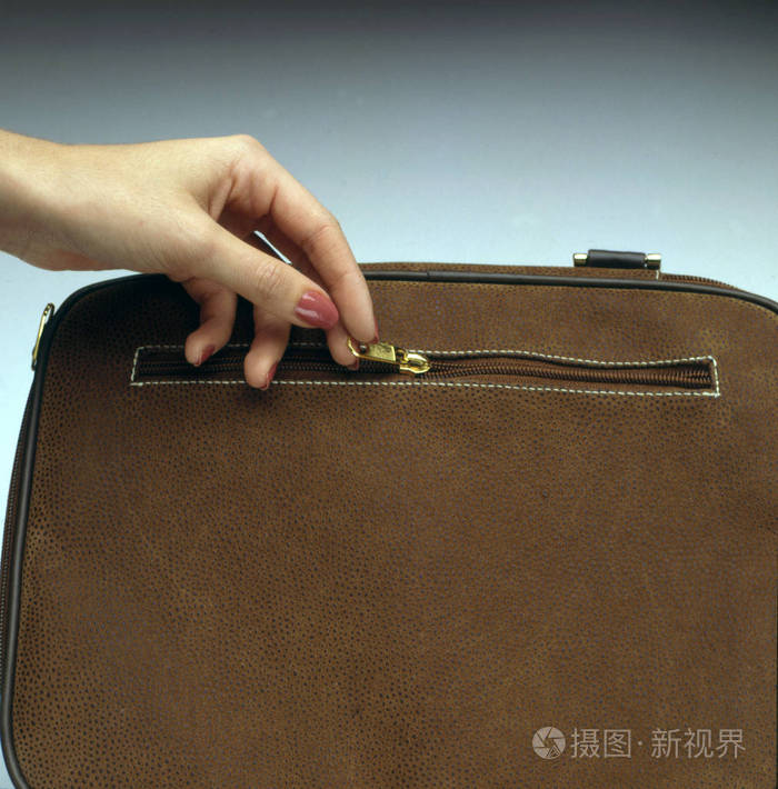 手拉拉链关闭手提包