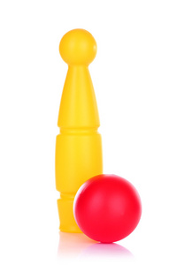 玩具保龄球在白色孤立的单个多彩塑料 skittle
