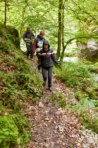 山区森林小径徒步旅行人群