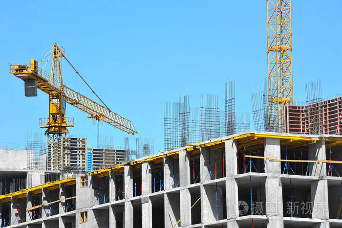 起重机和房屋建筑施工对蓝蓝的天空