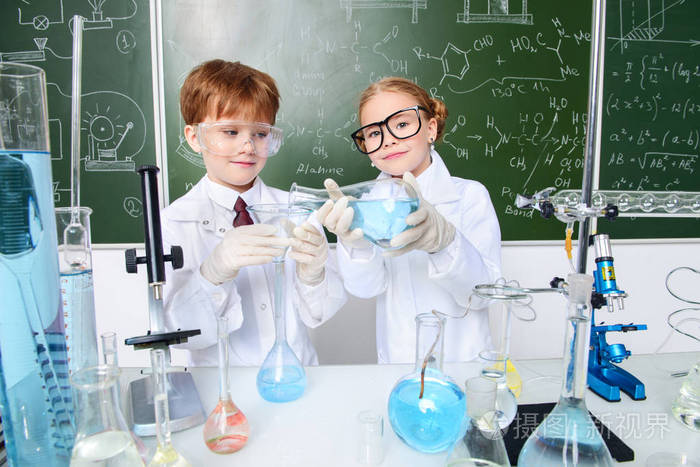 两名儿童科学家在实验室里做实验.教育理念.儿童的早期发展