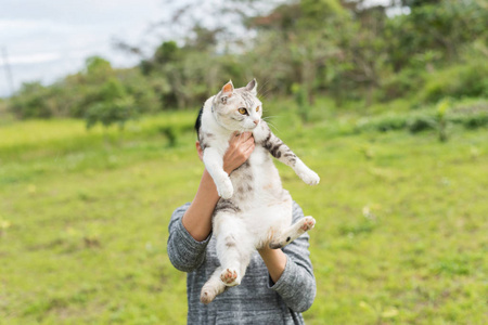 女人抱着猫, 猫抱着在户外