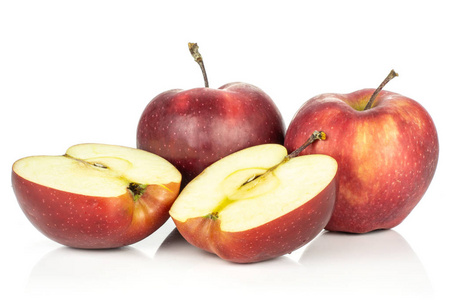 两个两半的红色美味的苹果在白色背景交叉科