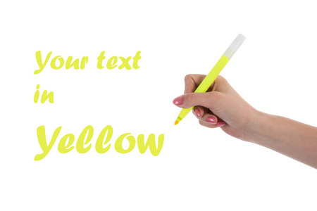 用隔离在白色背景上的黄色铅笔写字的手
