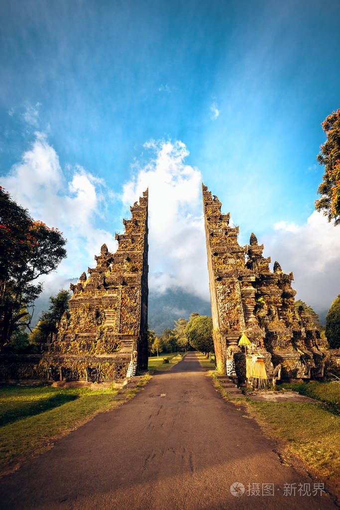 在印度尼西亚的巴厘岛印度教寺庙之一的大门