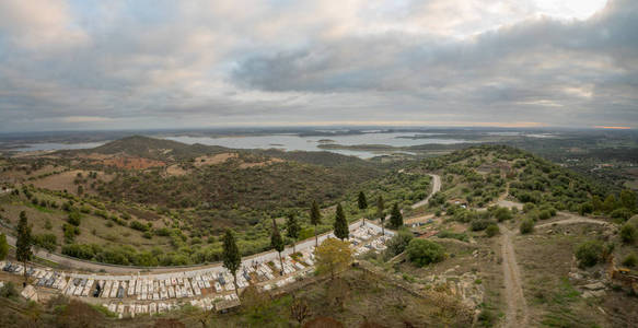 从葡萄牙 Monsaraz Alqueva 湖全景