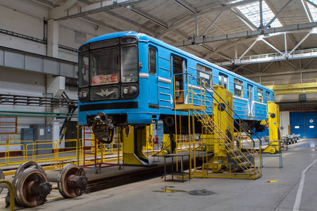 俄罗斯, 新西伯利亚, 2017年4月22日 汽车电动火车在维修车间。车间地铁