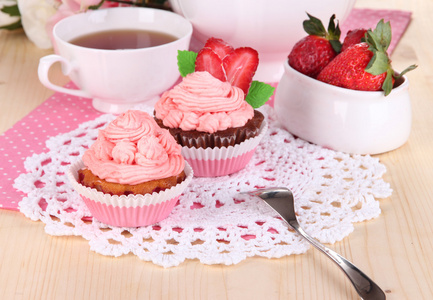 美丽的草莓蛋糕和风味的茶上餐桌特写