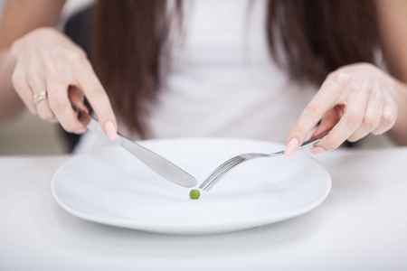 饮食.患厌食症。裁剪图像的女孩试图 p