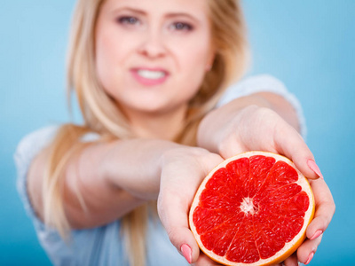 女人柑橘类水果手里拿着葡萄柚
