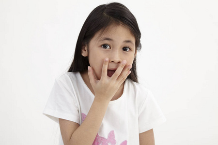 可爱的小女孩捂着嘴, 露出强烈的表情, 害怕照片