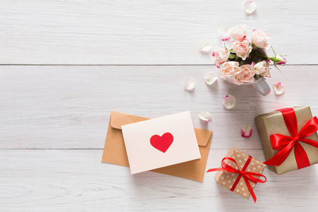 情人节背景粉红色玫瑰花花束花瓣, 礼品盒, 手工贺卡与心白色质朴的木材