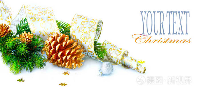 圣诞节日装饰与锥体和丝带在白色背景, 与空间为文本