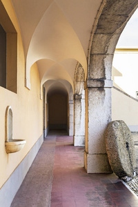 磨石的拱廊