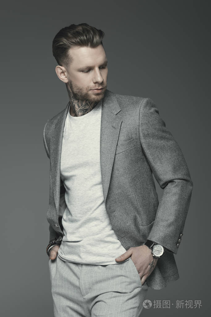 灰色西装的英俊纹身商人, 灰色隔离