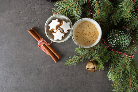 生姜蜂蜜姜饼饼干圣诞热黑咖啡。深色背景