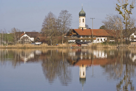 Froschhausen 湖在 Murnau 附近在上部巴伐利亚