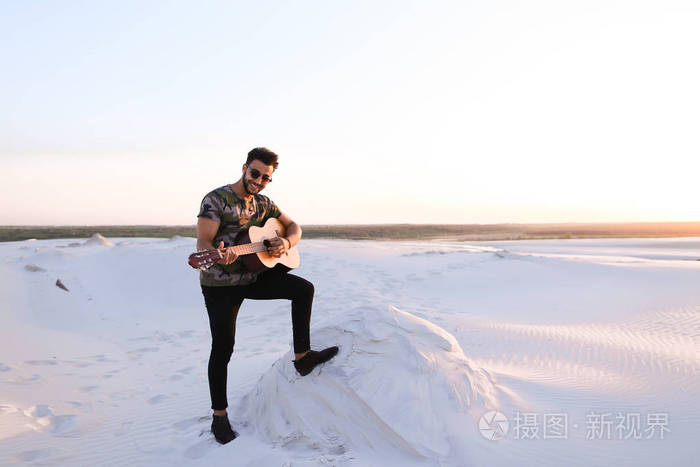 弹吉他站在山间砂阿拉伯帅哥