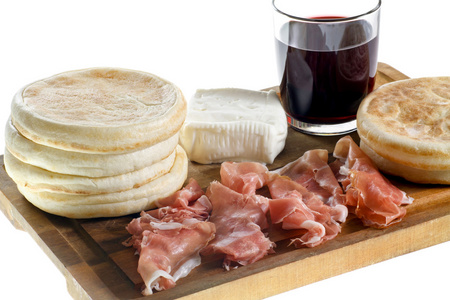 切割板小圆形平面的面包 火腿 奶酪和红酒 典型菜的艾米利亚罗马涅玻璃
