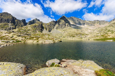 Tatra 山脉夏季风景秀丽的湖泊, 斯洛伐克