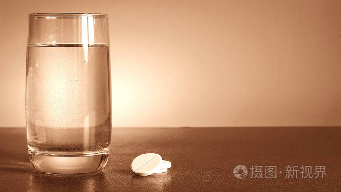 杯子里的水和桌子上的药透明
