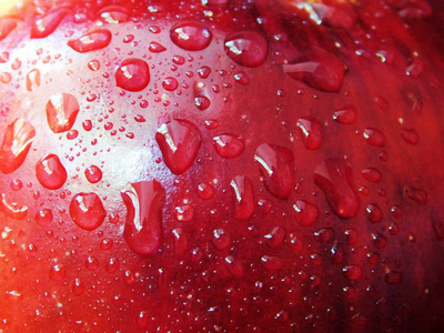 多汁的红苹果在水滴, 宏