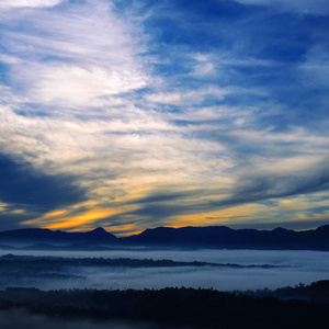 山范围与可见剪影通过早晨科罗拉多