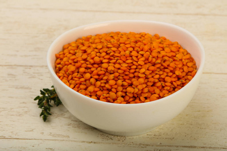 在碗里的橙色小扁豆照片