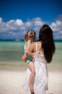 母亲和她的小女儿在海滩上