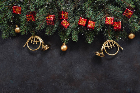圣诞节背景与冷杉树枝和装饰品。具有复制空间的顶部视图